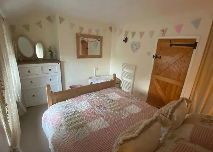 Maytree Cottage. Compact Home In Mid Wales.