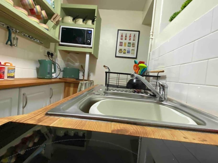 Maytree Cottage. Compact In Mid Wales. Holiday home Llanrhaeadr-ym-Mochnant