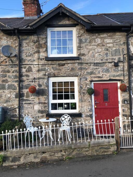Holiday home Maytree Cottage. Compact In Mid Wales.